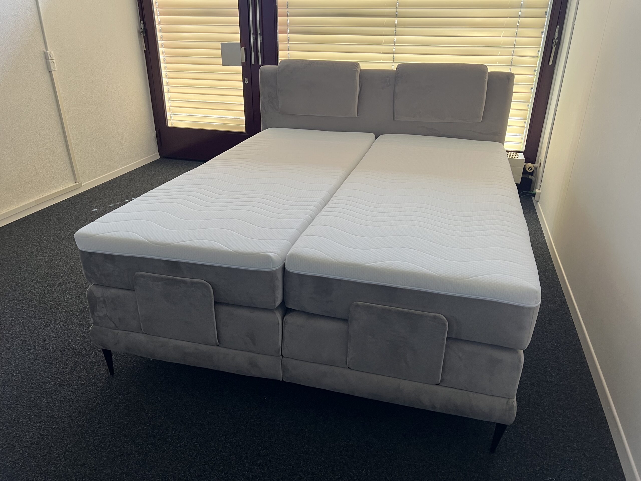 wave_riviera-16-vorne2 Elektrisch verstellbares Boxspringbett in Hellgrau, Nahaufnahme